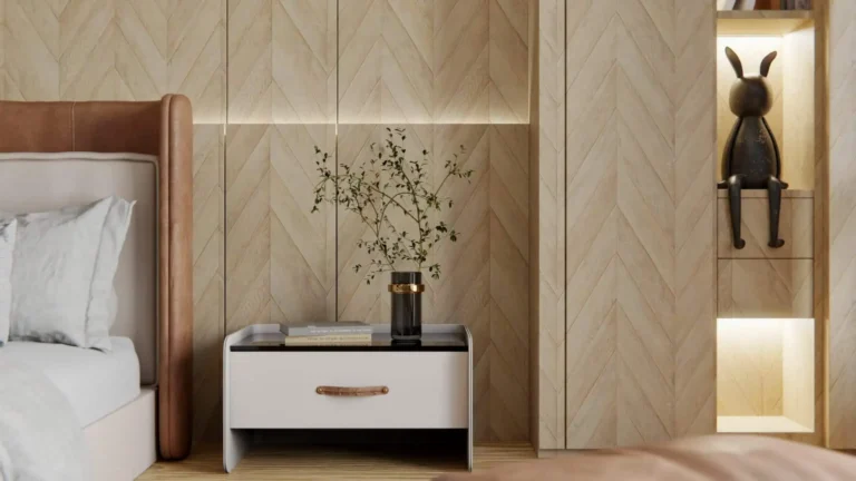 Zabudowa ścienna i stolik nocny z okleiną H50 Chevron Oak (Dąb w jodełkę) tworzą elegancką kompozycję światła i struktury. Jasny, miodowo‑beżowy kolor oraz wyczuwalne słoje podkreślają luksusowy charakter sypialni. To okleina drewniana strukturalna 3D od Cover Styl.