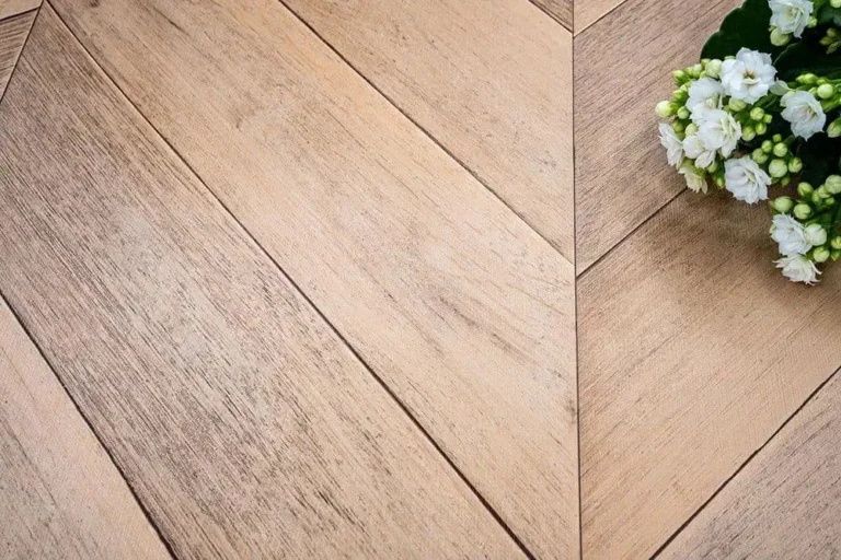 Jasny odcień laminatu H50 Chevron Oak (Dąb w jodełkę) z widocznym rysunkiem słojów idealnie oddaje urok naturalnego, lekko postarzanego dębu. Subtelna gra światła i cienia tworzy efekt przytulnego drewna w stylu rustykalnym – doskonała folia drewnopodobna na meble lub ściany.