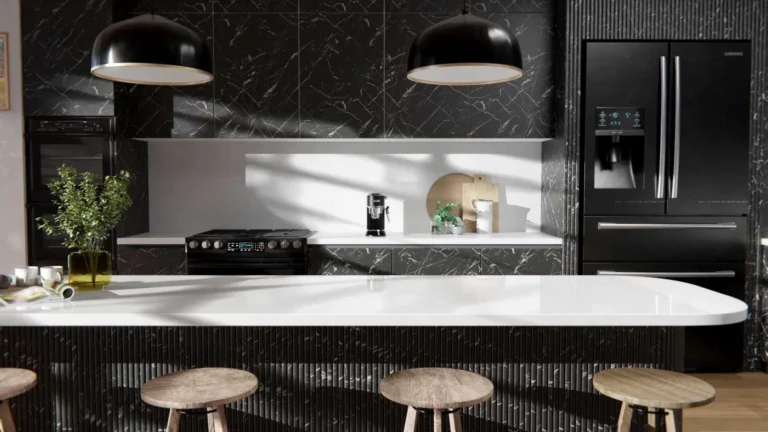 Laminat U50 Nero Marquina od Cover Styl – czarny laminat kamienny o marmurowym wzorze z delikatnymi, białymi żyłkami. Użyty w kuchni na ścianie i wyspie tworzy efekt luksusu i elegancji. To laminat o wyglądzie kamienia naturalnego, idealny do nowoczesnych wnętrz.