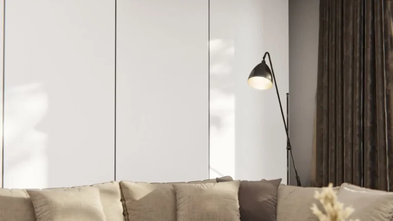 Elegancki salon z panelami w folii J14 Rich White (Czysta Biel Drewna) jest pełen światła i przestrzeni. Jasna faktura drewna subtelnie ociepla surową biel, tworząc spójne, przytulne wnętrze. Idealna folia drewnopodobna 3D do wnętrz o wyważonym minimalizmie.