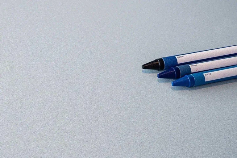 Zbliżenie na fakturę folii – subtelnie strukturalna, matowa powierzchnia idealna do DIY. Folia samoprzylepna kolorowa matowa doskonale sprawdzi się do ozdoby pudełek, ram czy małych mebli. Wykorzystaj ją np. do renowacji komody lub szafki nocnej – jej delikatny odcień nie przesadza, ale definiuje styl. Idealna dla miłośników pastelowych tonów i naturalnych aranżacji.